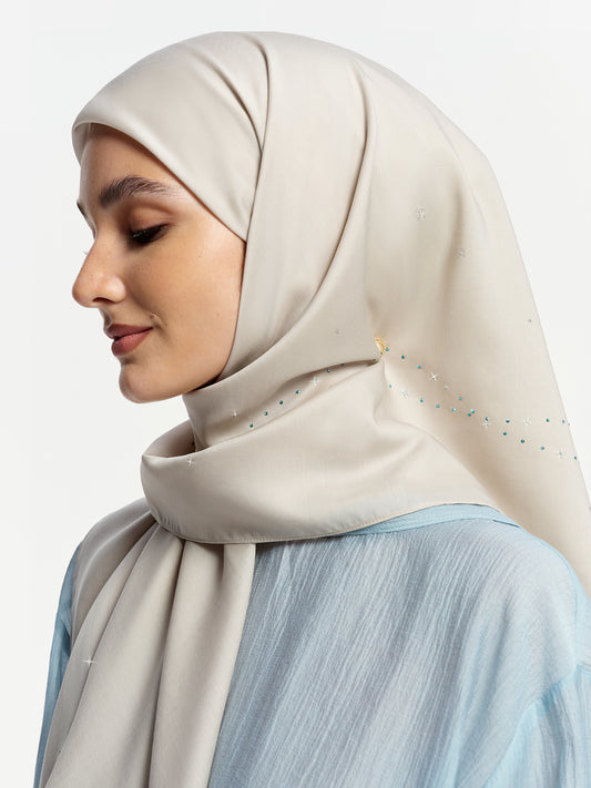 Bawal Kilauan Berlian – Kelabu Kabus